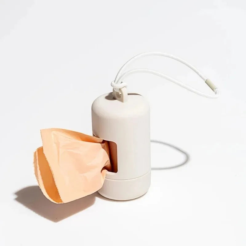 Porte-sacs élégant pour chien, compact et rechargeable, idéal pour les promenades quotidiennes.