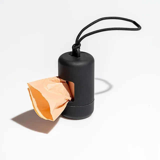 Porte-sacs élégant pour chien, compact et rechargeable, idéal pour les promenades quotidiennes.