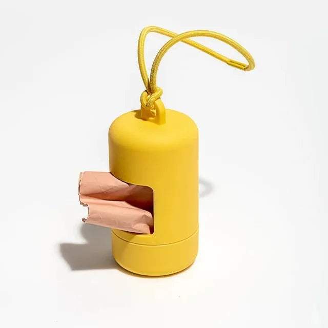 Porte-sacs élégant pour chien, compact et rechargeable, idéal pour les promenades quotidiennes.