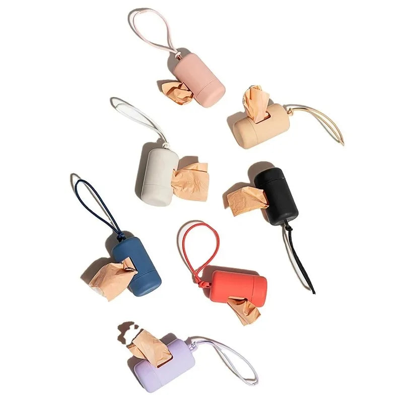 Porte-sacs élégant pour chien, compact et rechargeable, idéal pour les promenades quotidiennes.
