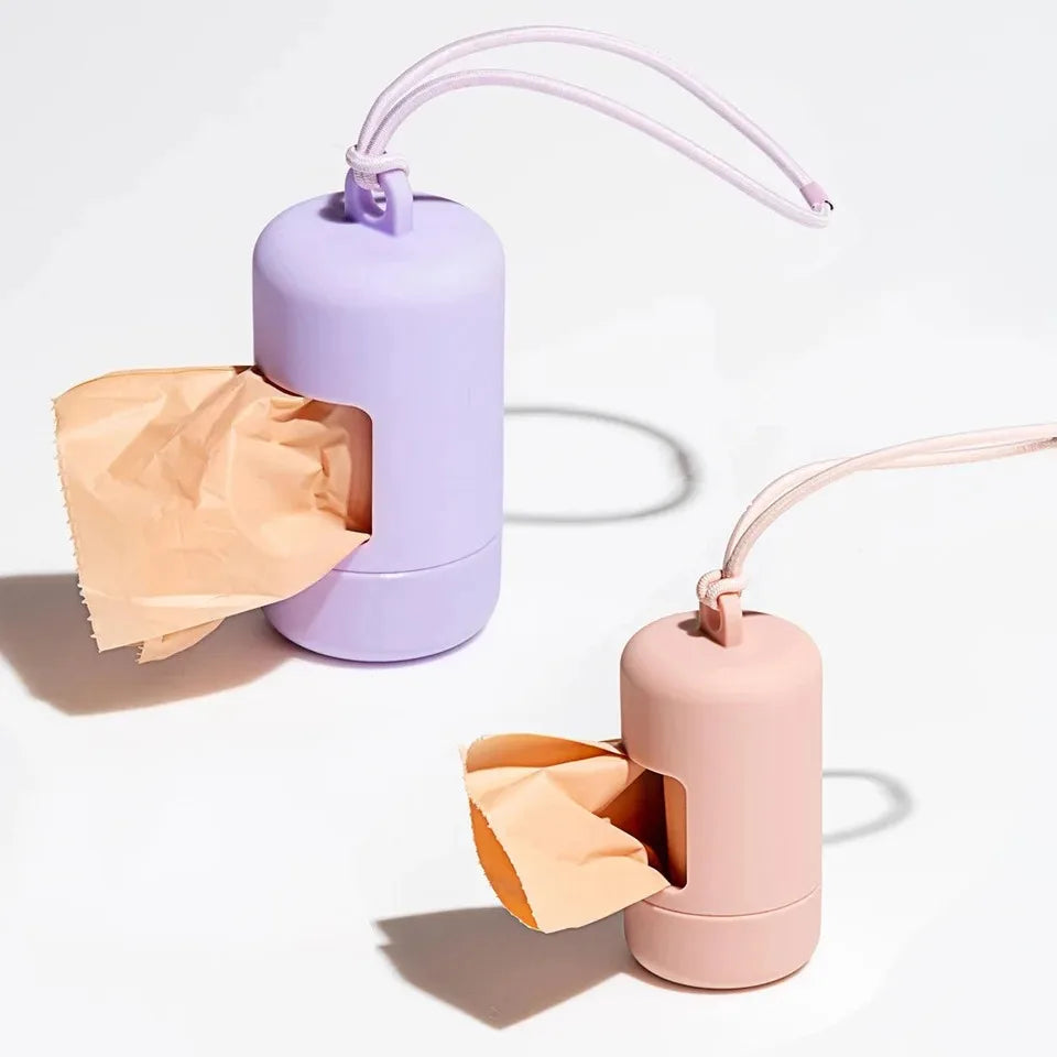 Porte-sacs élégant pour chien, compact et rechargeable, idéal pour les promenades quotidiennes.
