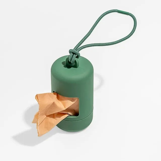 Porte-sacs élégant pour chien, compact et rechargeable, idéal pour les promenades quotidiennes.