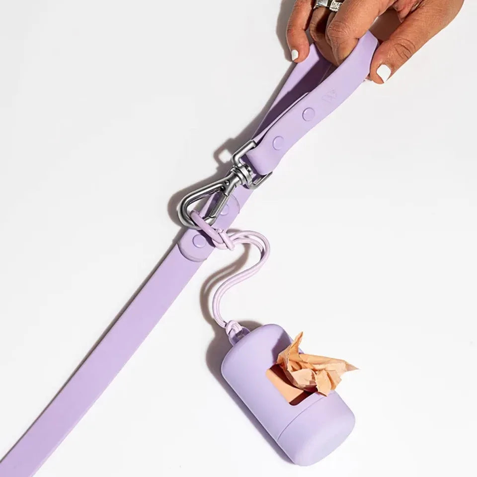 Porte-sacs élégant pour chien, compact et rechargeable, idéal pour les promenades quotidiennes.