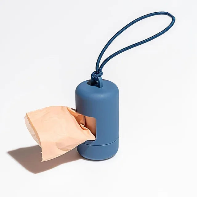 Porte-sacs élégant pour chien, compact et rechargeable, idéal pour les promenades quotidiennes.