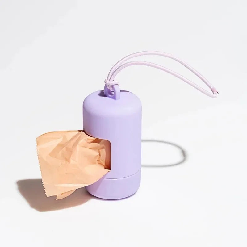 Porte-sacs élégant pour chien, compact et rechargeable, idéal pour les promenades quotidiennes.