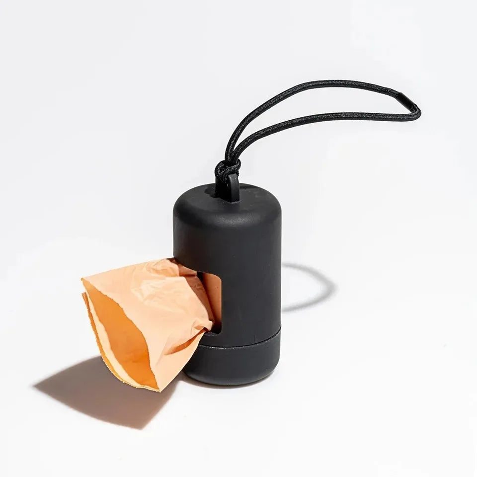 Porte-sacs élégant pour chien, compact et rechargeable, idéal pour les promenades quotidiennes.
